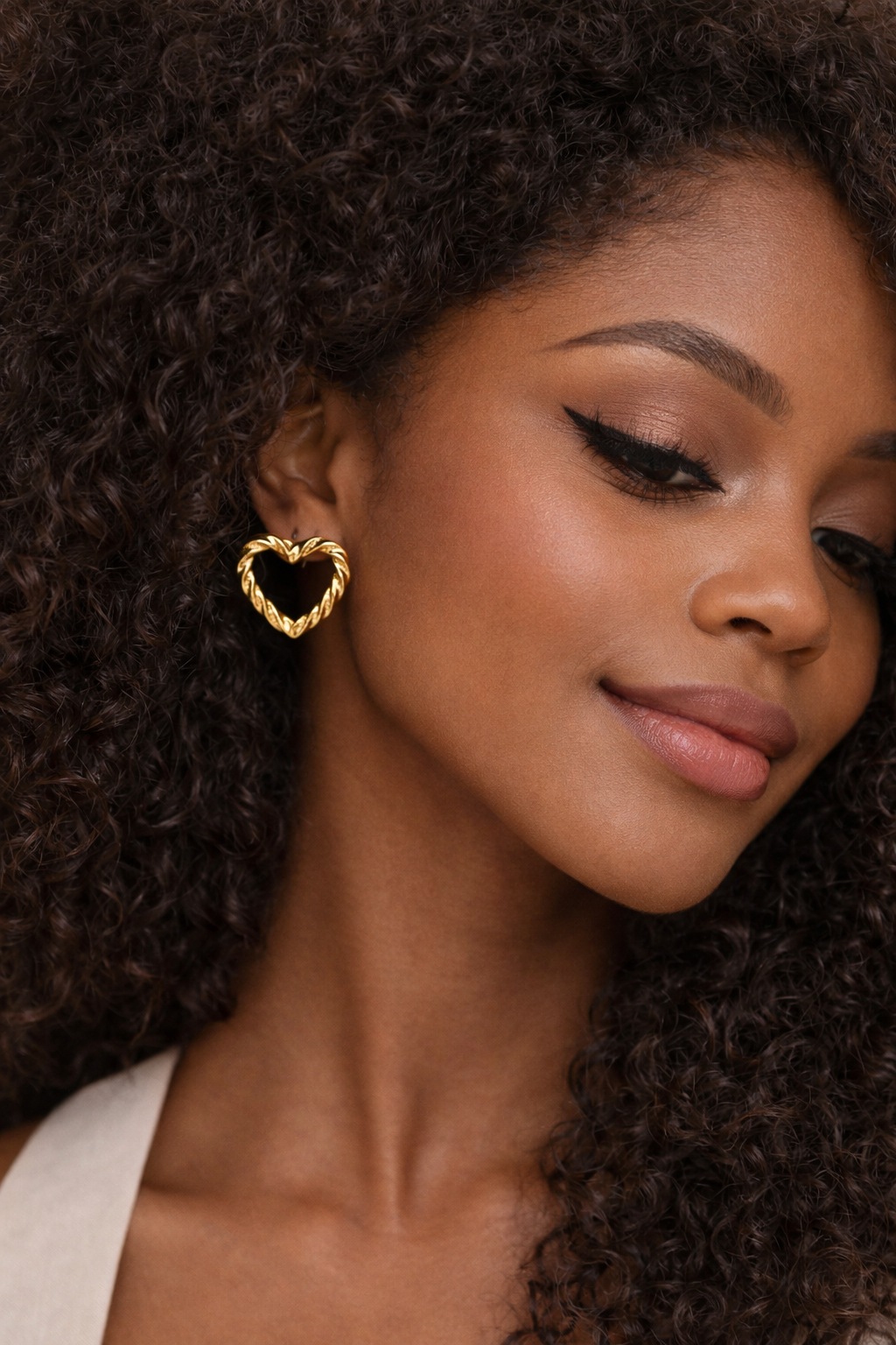 Brinco Detalhes Coração Dourado Maria