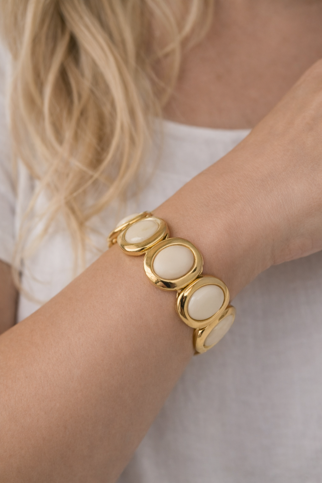 Bracelete Dourado Oval com Pedras Brancas Maria Isis
